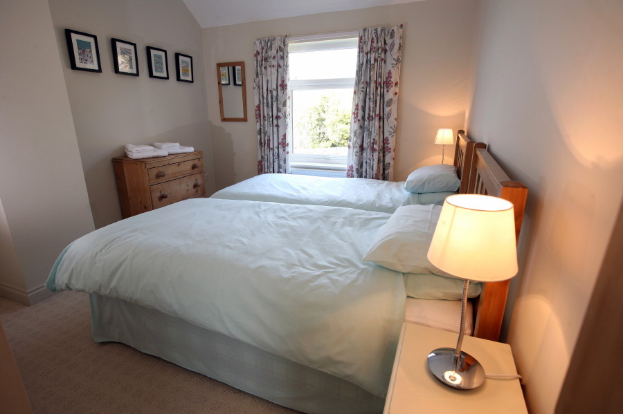 twin bed room